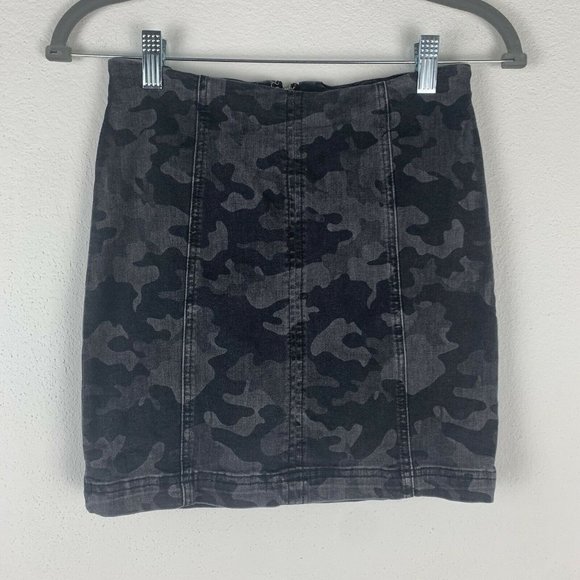 Free People Dresses & Skirts - Free People Women's 4 Black Gray Camo Print Stretch Denim Jeans Skirt